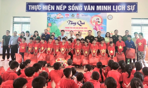 Vui Trung Thu và trao quà cho học sinh vùng lũ xã biên giới Nậm Giải, huyện Quế Phong